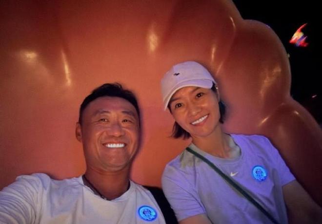 李娜更新社媒，与丈夫姜山游玩环球影城