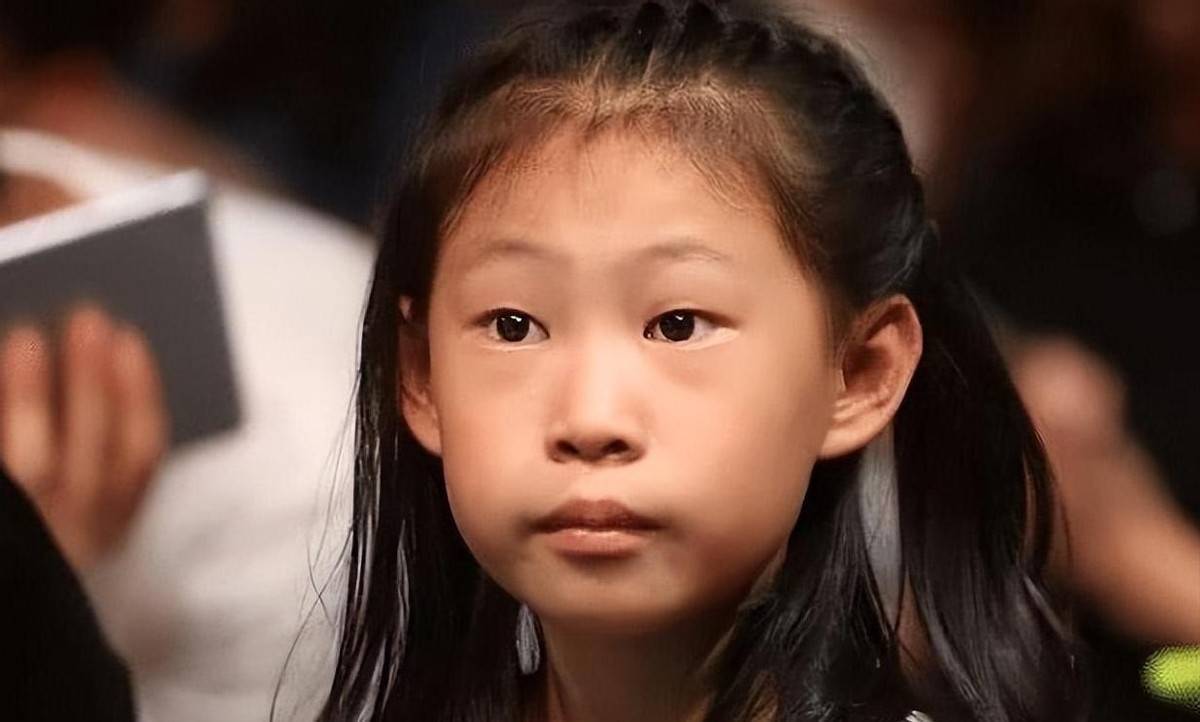 沈佳润新歌造型神似年画娃娃，甜美笑容治愈打工人