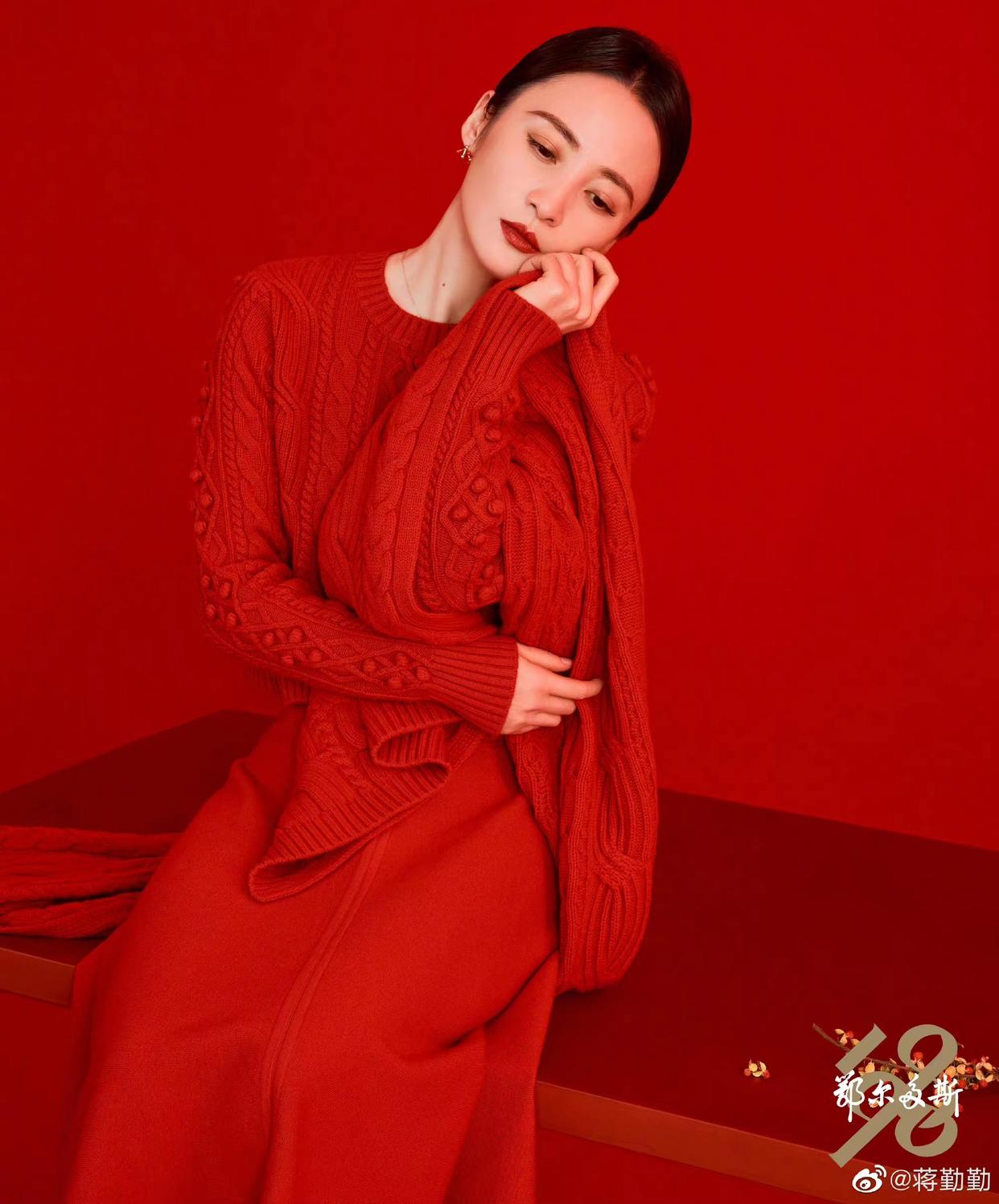 蒋勤勤时尚感爆棚,大红大绿的造型拍大片也不俗气,气质真好!