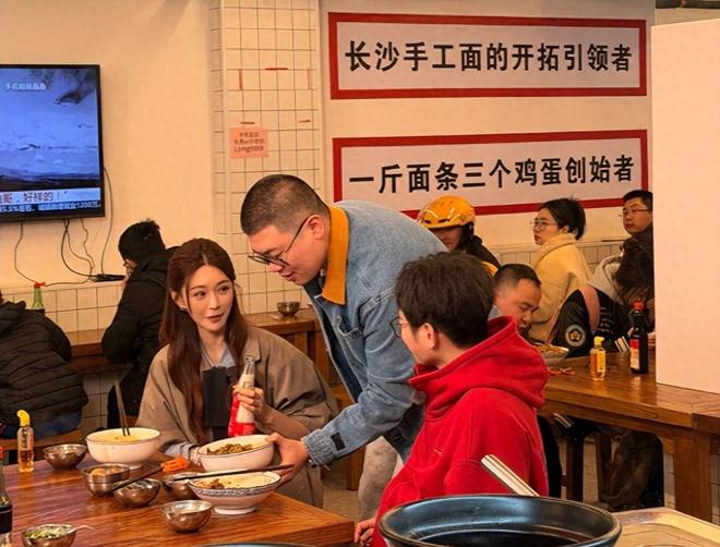 湖南偶遇明星,李维嘉裤子掉档显邋遢,沈梦辰个子高挑,吕严好壮