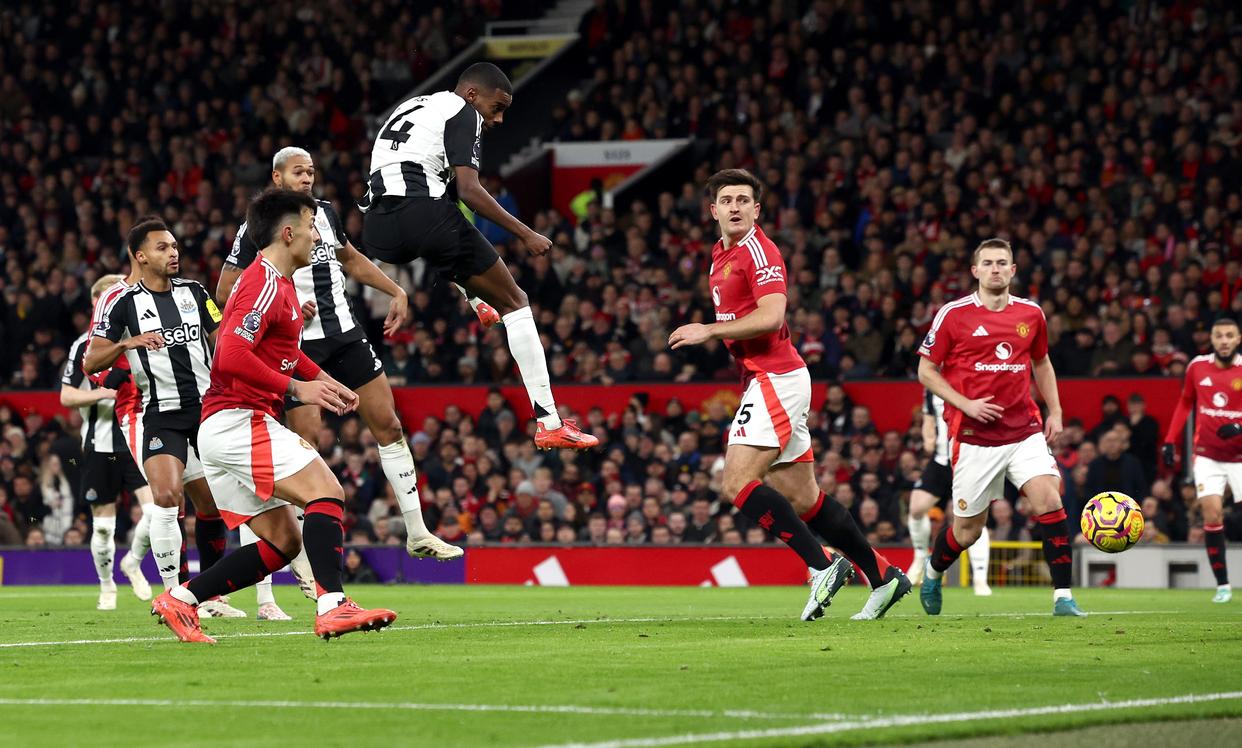 足球——英超联赛:纽卡斯尔联胜曼联