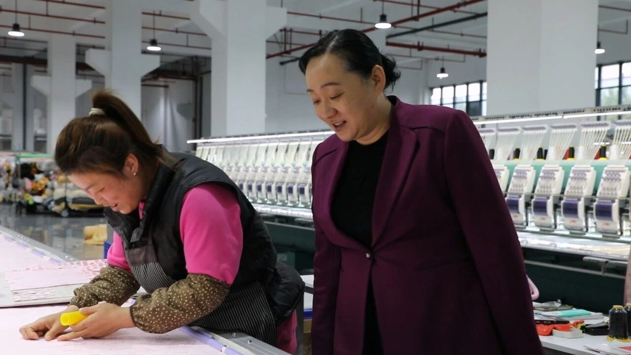 2026年2月24日，丹恩群（右）調研經開區產業項目建設及復工復產工作。圖源/藍山發佈