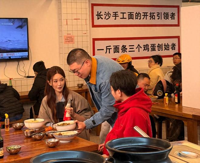 湖南偶遇明星，李维嘉裤子掉档显邋遢，沈梦辰个子高挑，吕严好壮