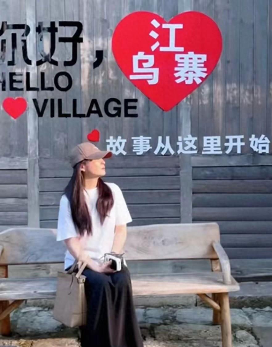 49岁蒋勤勤在贵州低调素颜显年轻,吃饭佩戴老花镜