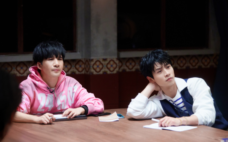 《大侦探11》第三案嘉宾房间介绍:何炅黄毛男大痴迷钩针,戚薇王鸥都演妈妈?