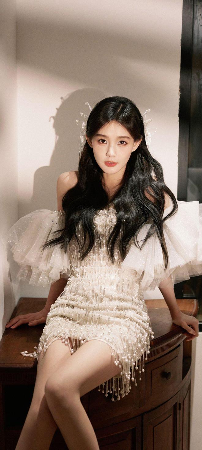 国色天香李一桐：蕙质兰心，顾盼生姿。人间绝色，美不胜收！