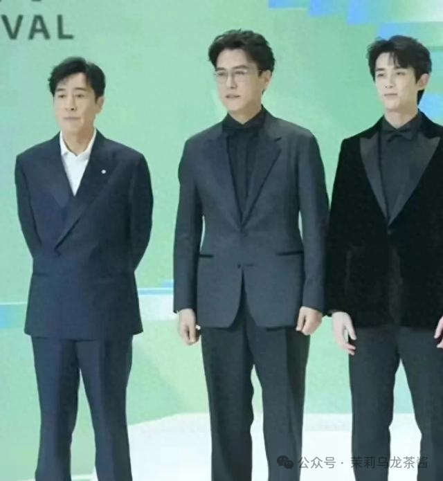 靳东于和伟同框对比,身高差异显现,男艺人气场大不同