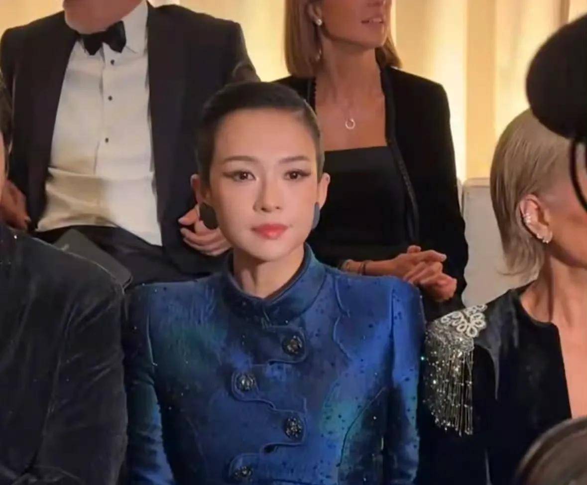 章子怡胡歌同场看秀!穿新中式展示东方美学，把欧美明星比下去了