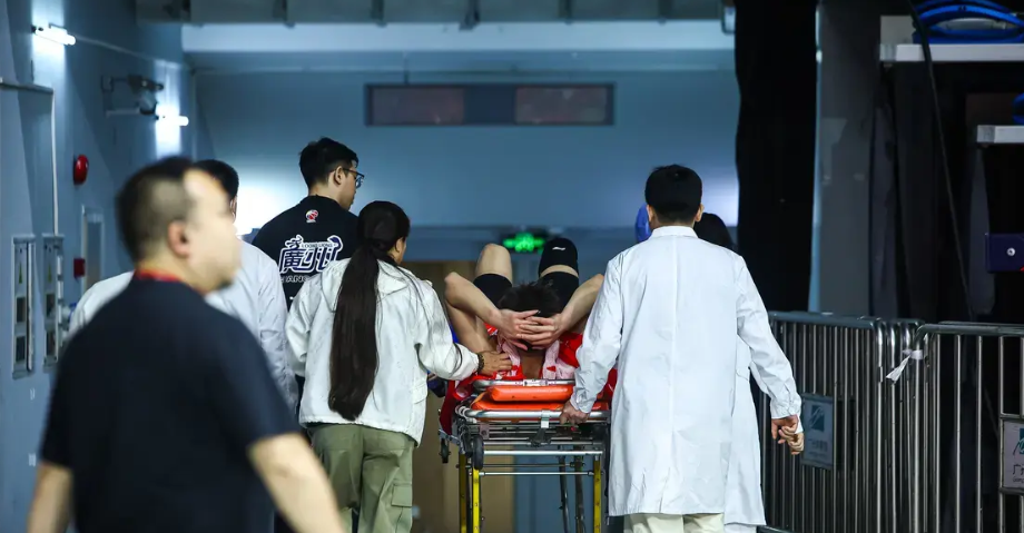 媒体人：郭艾伦反击时膝盖受伤倒地，希望只是虚惊一场