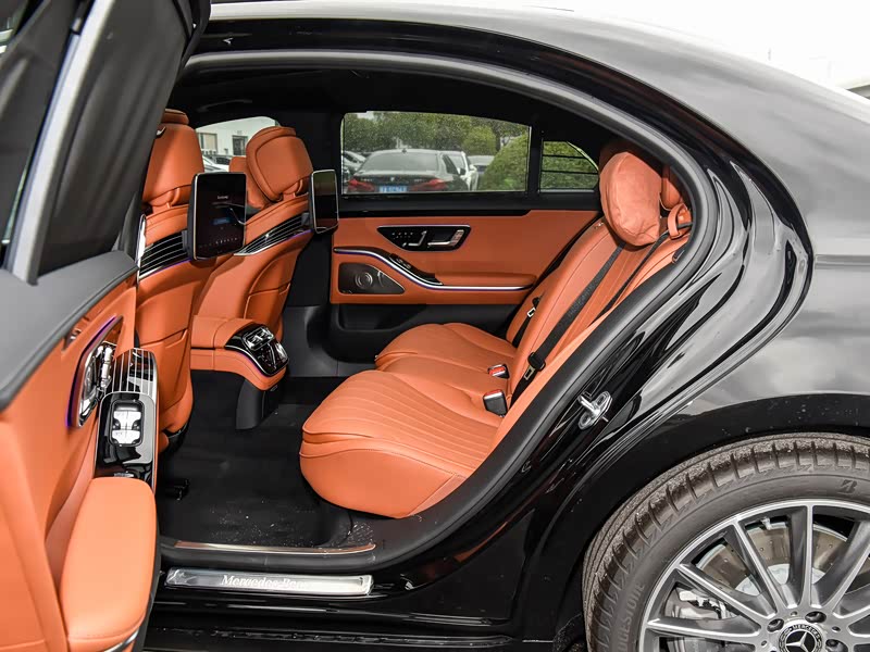 奔驰 S 系后排的乘坐空间宽敞吗?