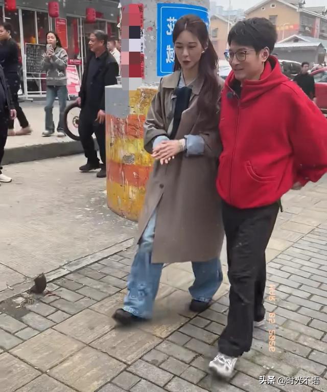 沈梦辰与李维嘉吃面被偶遇,打扮时髦又美又飒,49岁李维嘉显年轻