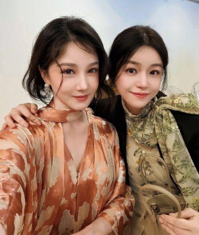 陈妍希陈小纭米兰罕见同框，一个像芭比娃娃一个如童颜少女都很美