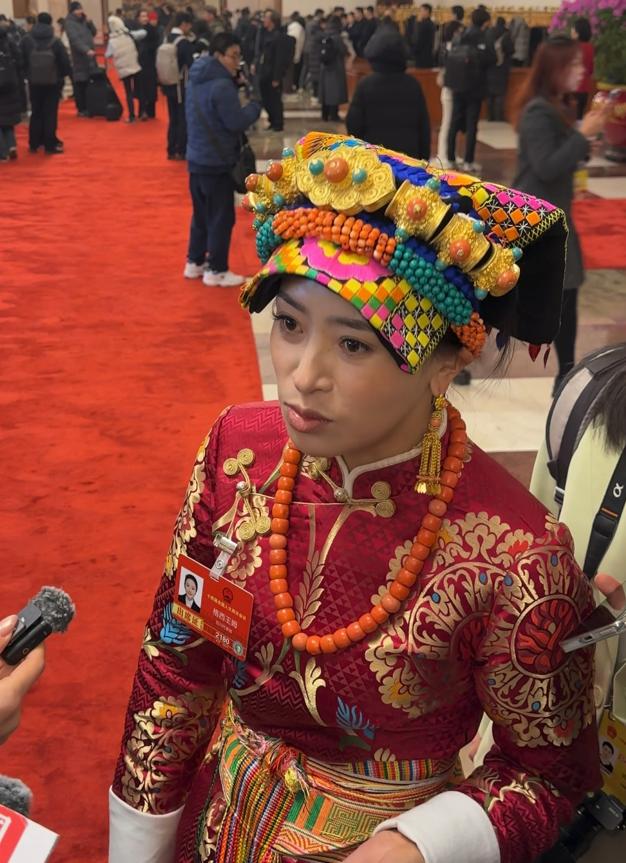 格西王姆代表：养老金月最低标准再提20元，基层期盼得到回应