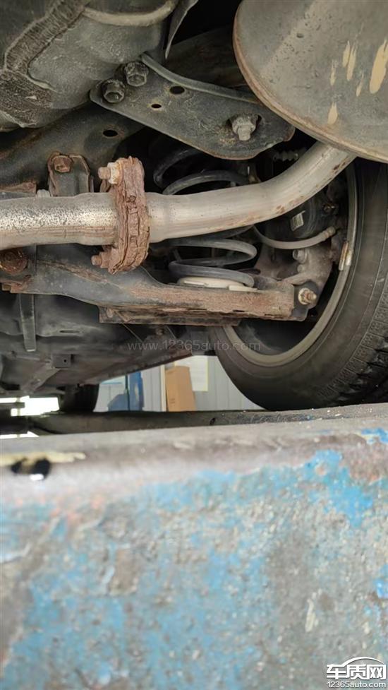 东风日产天籁后悬挂及排气管结合处生锈严重