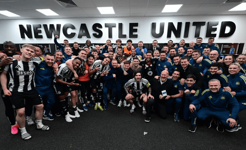 纽卡晒更衣室全队合影：那支我们称之为“联”的队伍是谁？