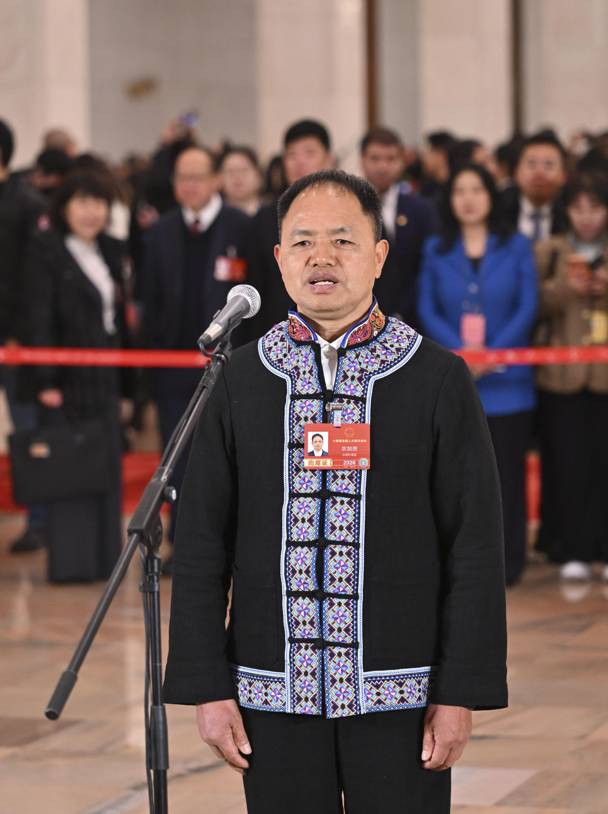 全國人大代表農加貴接受媒體採訪。新華社記者 李鑫 攝