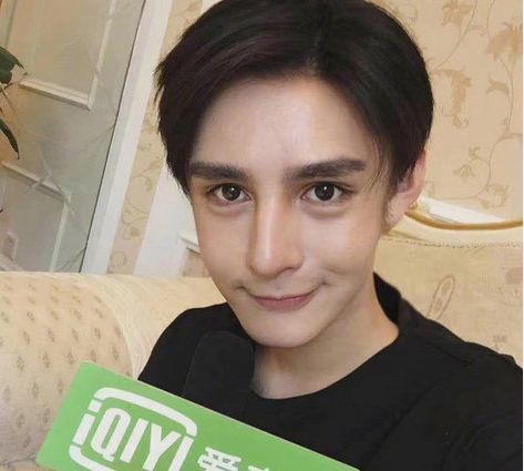 《香蜜》扑哧君承认整容，网友夸美商在线，网红脸变成阳光型男