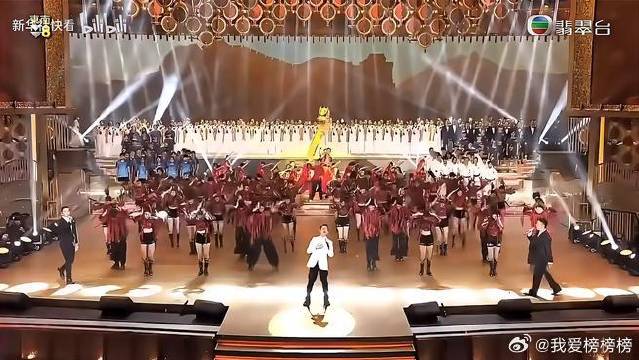 满满感动！刘德华、谢霆锋、陈伟霆同台合唱《中国人》