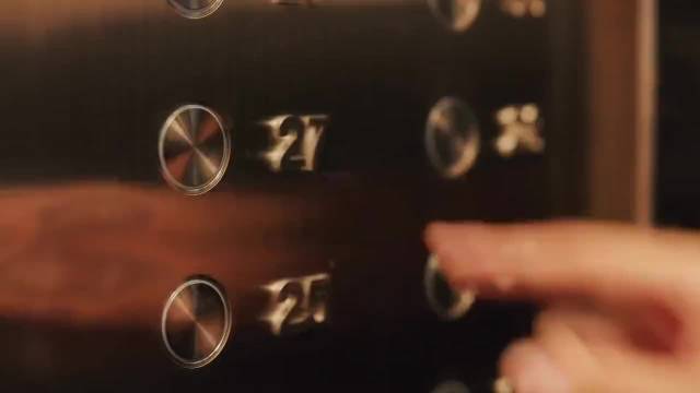 电梯里遇见这样的情景，赶紧闪！