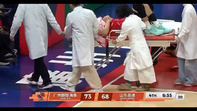 郭艾伦CBA赛场左膝受伤被担架抬离