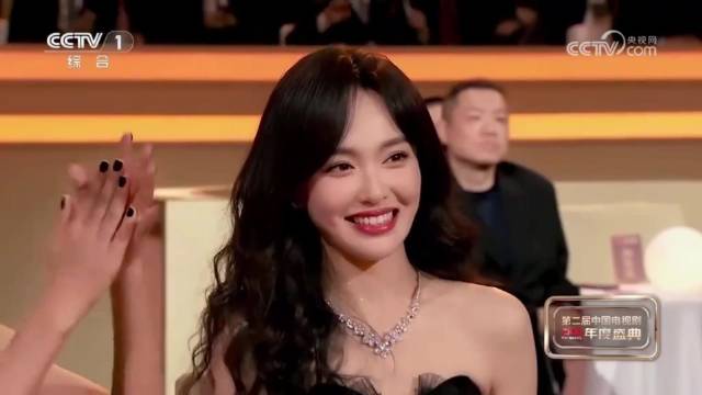 42岁唐嫣有多迷人！一袭黑色抹胸礼服搭配大波浪卷发，女人味十足