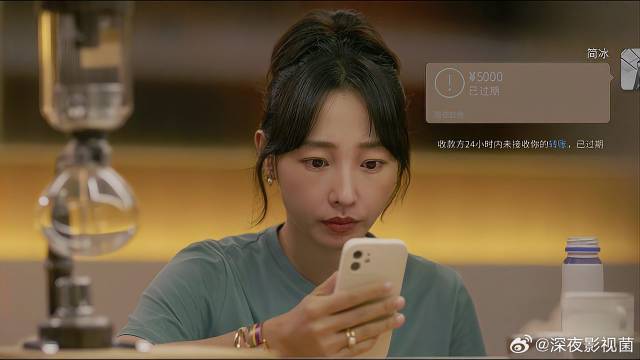 富婆给小奶狗发零花钱，怎料被嫌多，哪料：我就愿意给