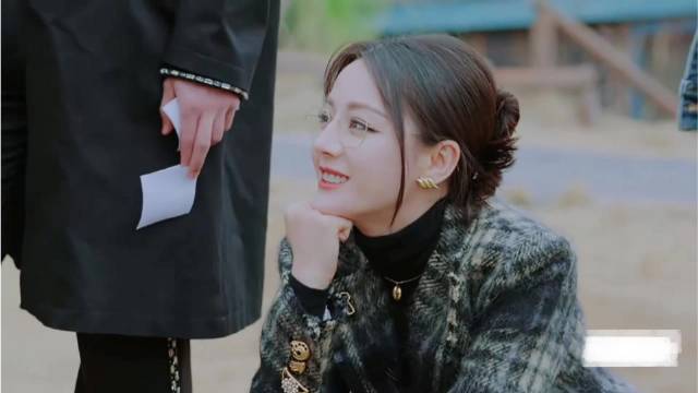 金靖也是没放过热巴啊！看白宇拍的照，就专门cue了热巴的双开门