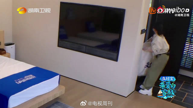 谁懂！沈月被门框卡住撤回，真的太有画面感了！