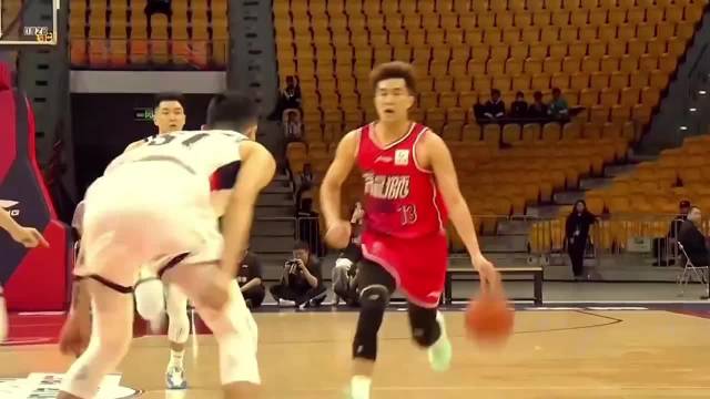 郭艾伦左膝反关节受伤痛哭离场