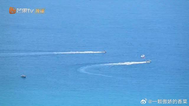 谢娜说张杰总穿破洞牛仔裤会得风湿，要漏马甲线，张杰吃醋