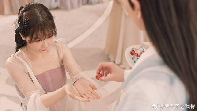 小兰花去拿收妖珠 长珩小声叮嘱，小兰花一脸甜蜜