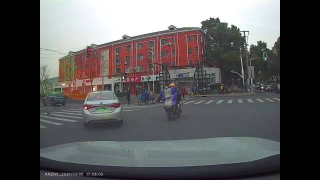 视频车斑马线礼让行人被黑车司机竖中指，结果黑车司机撞上过马路的大爷