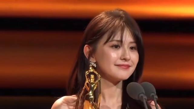 热依扎登台发言感恩众人