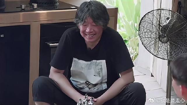 黄磊夸老狼唱歌好听，老狼都害羞了，这表情太逗了！