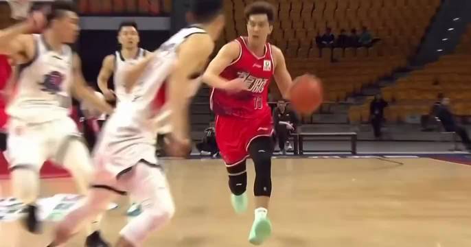 郭艾伦左膝重伤被担架抬离，32岁生涯再遭重创