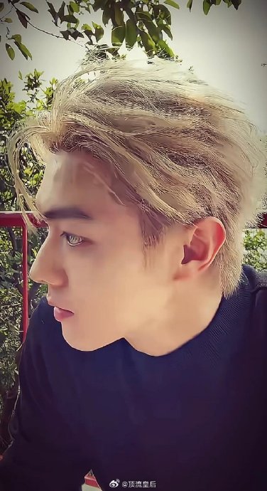 许凯此次爬山庆生直播和去年的骑行庆生有何不同和延续？