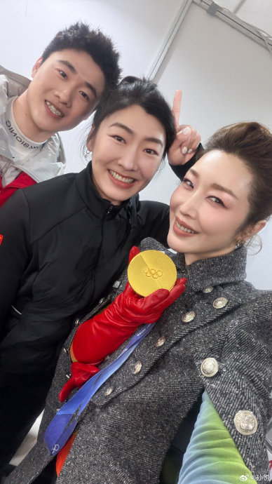 53岁孙悦元宵晚会摔倒后高情商回应：拜了个“硬核”晚年！