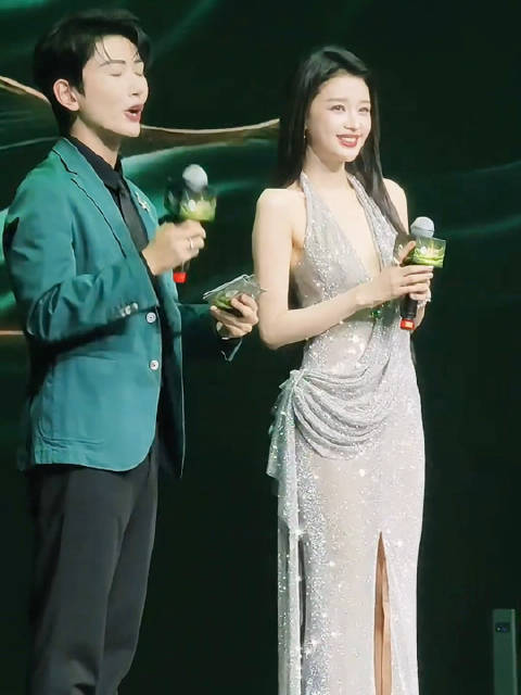 孙怡身穿银色高开叉裙，又美又辣实力展示完美身材比例！