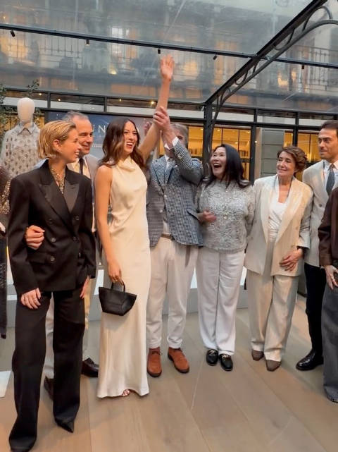 谷爱凌亮相米兰时装周，母亲谷燕全程守护