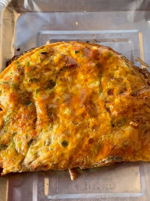 台州街头的蛋包糯米饭早餐吃糖醋口味的蛋包饭