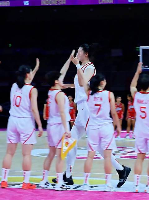 00后女篮小巨人张子宇2米26身高闪耀球场