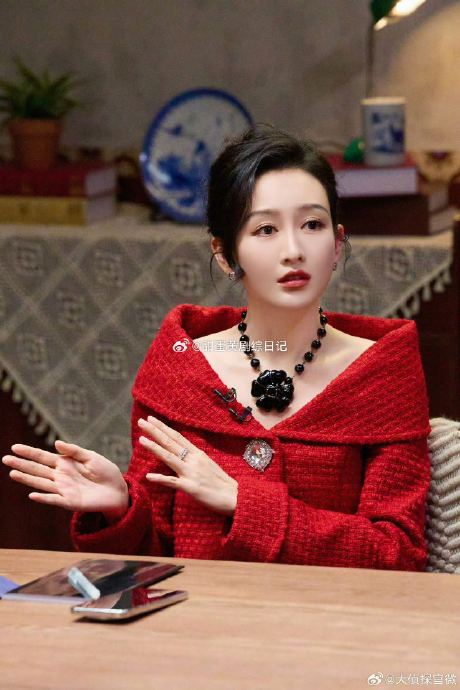 戚薇和王鸥在《大侦探》最新一期中分别饰演了什么角色？