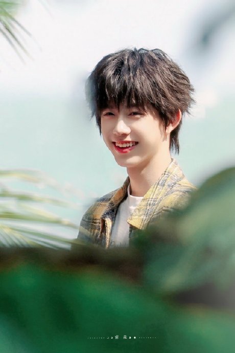 陈奕恒《我们的少年时代2》路透来袭！黄格纹衬衫搭配白T，露齿笑好治愈！