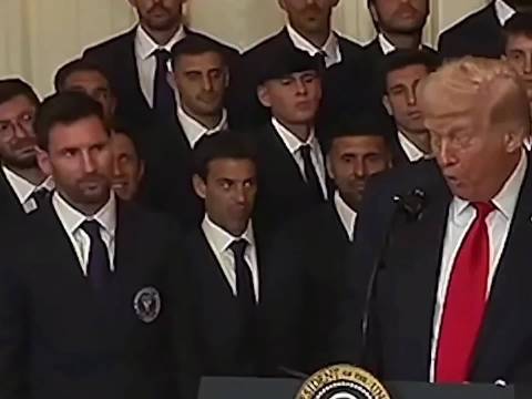 特朗普在白宫接见梅西，夸其超贝利并获赠球衣