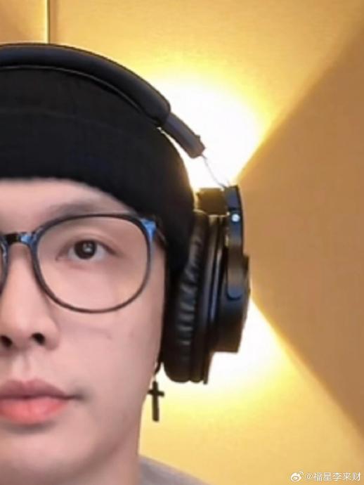 为什么张艺兴的耳朵能同时承受帽子、眼镜和耳机而不掉？