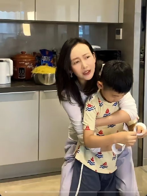 《大侦探》王鸥被宠出圈：一个“乌龟咬断线”的脑洞，如何引发全网对神仙友谊的羡慕？