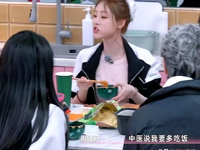 祝绪丹为维持身材和健康，其日常饮食和健身计划是怎样的？