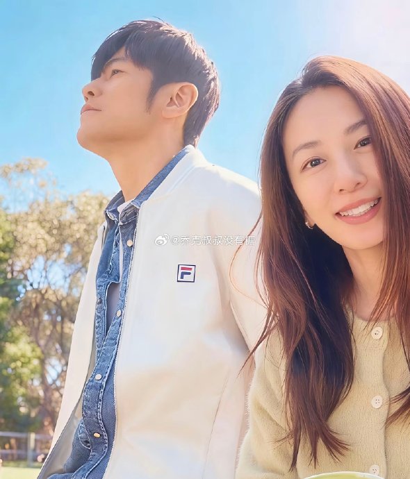 周杰伦和田馥甄在社交平台具体有哪些所谓的‘巧合’互动引发了热议？