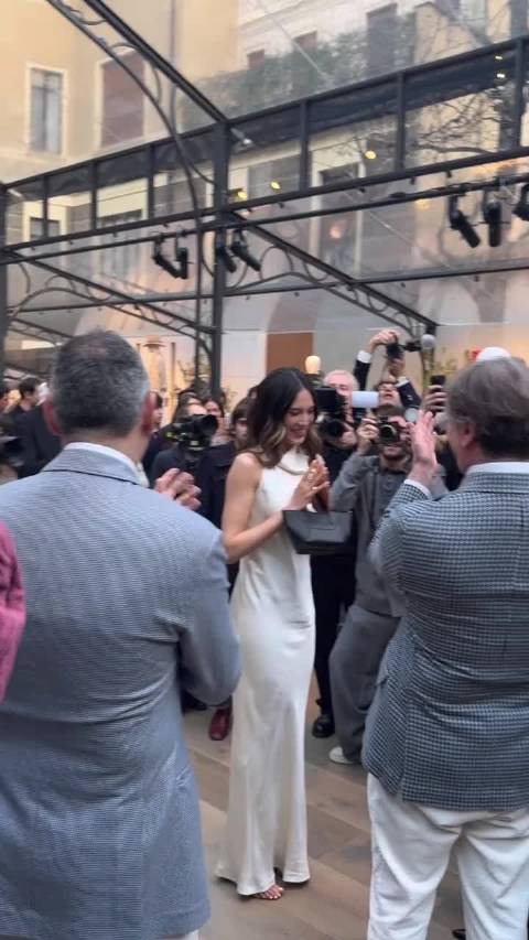 谷爱凌出现在米兰时装周的秀场，全场为她欢呼鼓掌