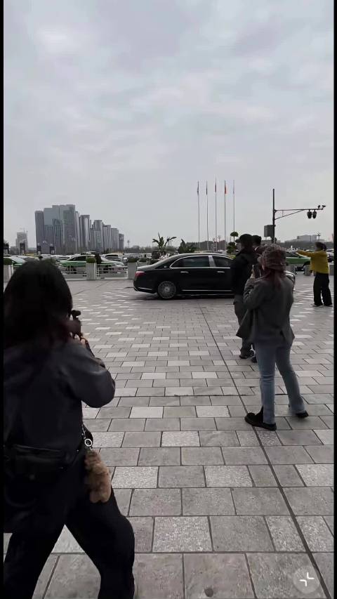 郭德纲乘迈巴赫穿万元LV鞋亮相成都德云社开业